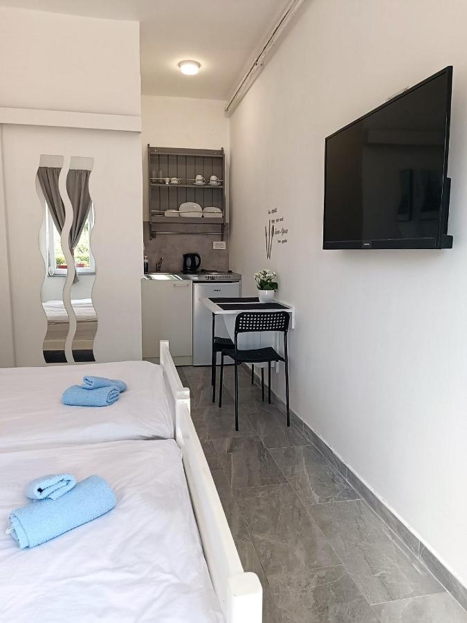 Studio Apartman Brletic Tounj Екстериор снимка