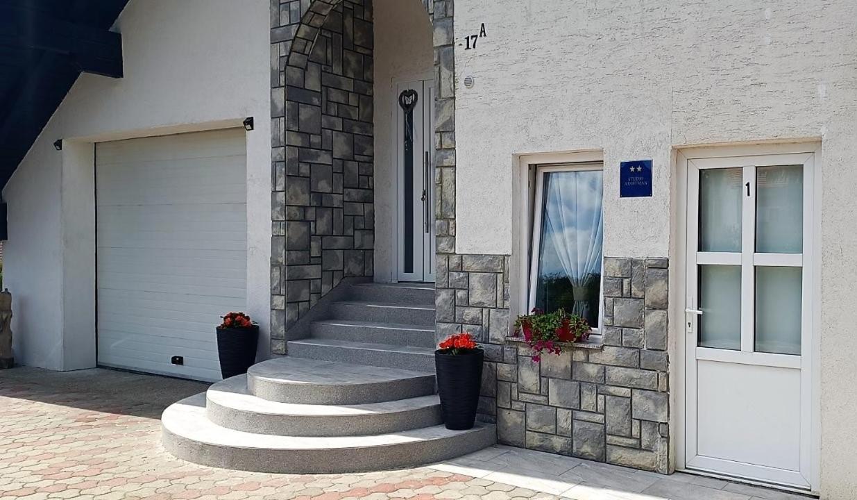 Studio Apartman Brletic Tounj Екстериор снимка